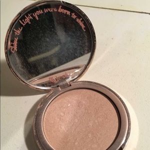 Josie Maran illuminating powder